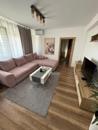 Savremeno opremljen enterijer Panorama Liman apartmana u Novom Sadu sa modernim nameštajem i velikim prozorima.