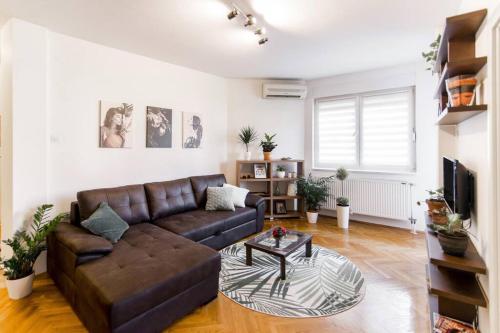Modern Living Apts Botanica PRIVATE PARKING Novi Sad stan na dan smestaj u Brace Ribnikar sa dve spavace sobe balkonom i garazom