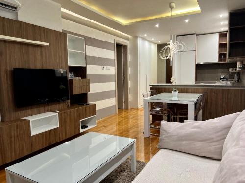 Uređen enterijer Midtown Boutique Apartment u Novom Sadu sa pogledom na grad.