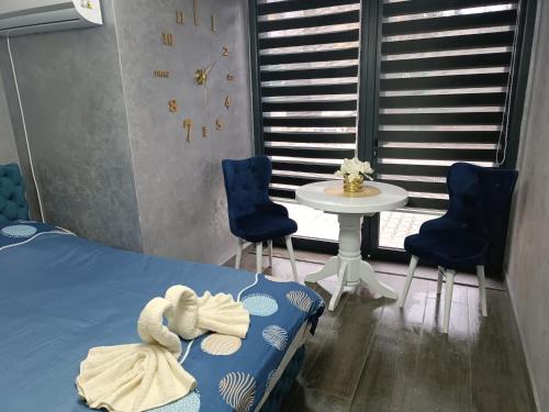 Osvetljen i komforan dnevni boravak u objektu Apartment Dunav u Novom Sadu.