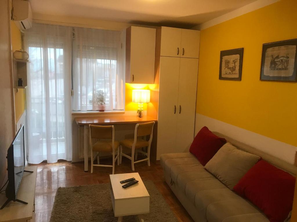 Komforno uređen enterijer i parking prostor objekta Studio Tina sajam u Novom Sadu.