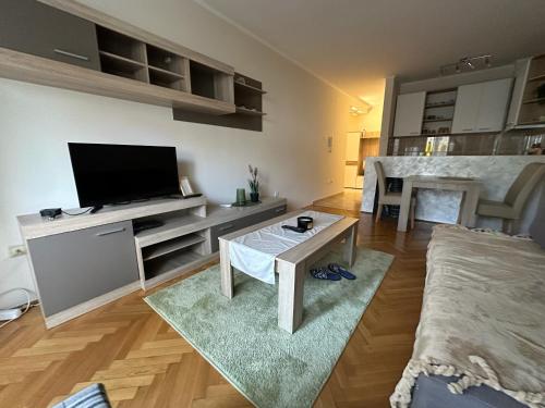 Apartman Mir Novi Sad stan na dan smestaj u Branka Bajica kod Novosadskog sajma sa balkonom i veš mašinom