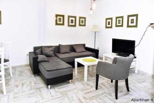 Tradicionalno uređeno unutrašnje dvorište i fasada istorijskog objekta Vajda Apartments u centru Novog Sada.