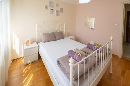 Moderno opremljen enterijer Apartment Orchid 021 sa kupatilom i kuhinjom u Novom Sadu.