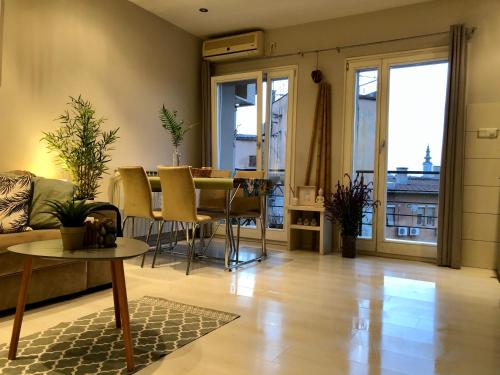 Moderno opremljen dnevni boravak u apartmanu visoke klase na Bulevaru Mihajla Pupina.