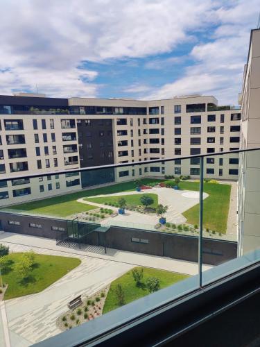 Kruna Apartmani Novi Sad stan na dan smestaj u Branka Bajica kod Novosadskog sajma sa podzemnom garazom i terasom