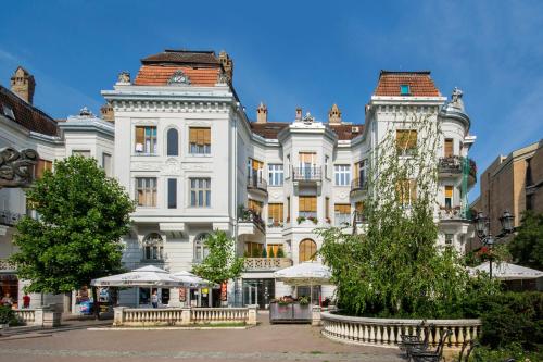 Komforan Apartment Kiwi Novi Sad unutrašnjost sa terasom, spavaćom sobom i opremljenom kuhinjom.