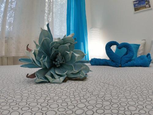 Namešten enterijer modernog studio apartmana Fedra u Novom Sadu sa udobnim bračnim krevetom.