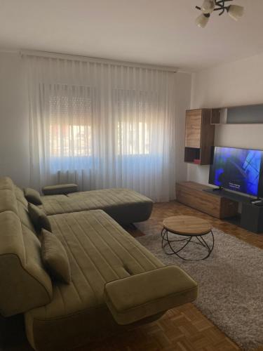 Apartman Vjestica Novi Sad stan na dan smestaj u ulici Bele njive na Podbari sa podzemnom garazom liftom veš mašinom