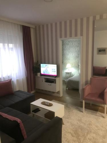 Apartman Kristina FREE parking Novi Sad stan na dan smestaj na Grbavici kod Promenade i Spensa sa rernom i dvoristem