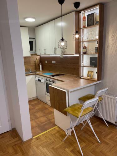 Udobno opremljen i svetao enterijer objekta Stella CENTAR u Novom Sadu.