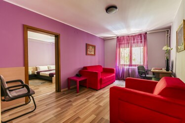 Udobno i moderno namešten enterijer sobe u objektu CitiHotel Veliki u Novom Sadu.