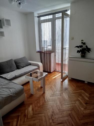 Apartman Sunshine Novi Sad stan na dan smestaj u Branka Bajica kod Novosadskog sajma sa balkonom veš mašinom parkingom