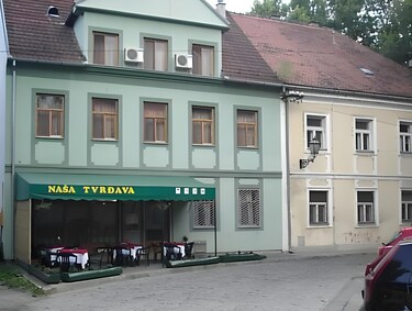 Prijatno opremljen i osvetljen enterijer sobe u objektu Nasa Tvrđava Guest Accommodation.