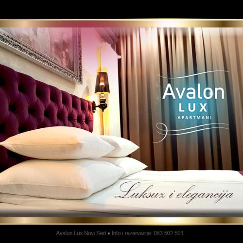 Moderno uređen enterijer Avalon Lux Studio Apartment sa velikim francuskim krevetom i tirkiznim uzglavljem.
