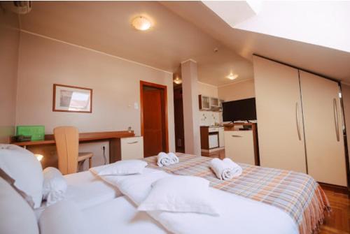 Luksuzno opremljen enterijer spavaće sobe objekta Car Royal Apartments and Rooms sa bračnim krevetom.