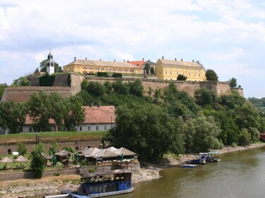 Istorijska barokna zgrada prestižnog objekta Garni Hotel Leopold I na vrhu Petrovaradinske tvrđave iznad Dunava.