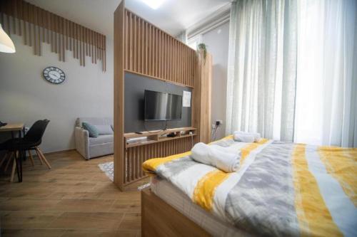 Moderan, svetao i lepo namešten enterijer spavaće sobe u objektu Ivi Central Apartments u Novom Sadu.