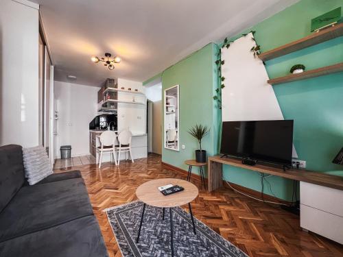 Udoban dnevni boravak i čajna kuhinja u apartmanu sa terasom kod Sinagoge.