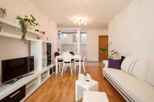 Prijatno opremljen i moderno osvetljen enterijer objekta Purple - Cozy apartment.
