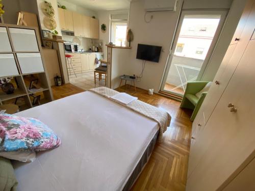 Apartment Zira1 Novi Sad stan na dan smestaj u Branka Bajica kod Novosadskog sajma sa balkonom i parkingom