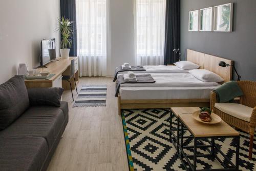 Moderno uređen i svetao enterijer sobe u objektu Arhiv Boutique House sa luksuznim francuskim krevetom.