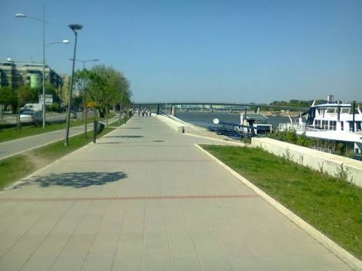 Novi Sad Dunavski kej Podbara i Podgradje Tvrdjave stan na dan smestaj sa pogledom na Dunav i Petrovaradin parking
