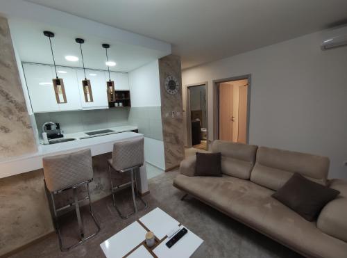 Apartman Stamenkovic Novi Sad stan na dan smestaj na Telepu kod Limana i Promenade sa odvojenom spavacom sobom terasom parking