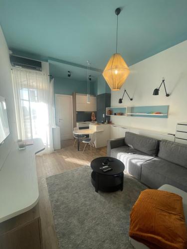 Studio Melem Novi Sad stan na dan smestaj kod Srpskog narodnog pozorista i Spensa sa terasom liftom parkingom