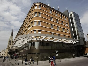 Udobno opremljen i svetao enterijer objekta Stella CENTAR u Novom Sadu.