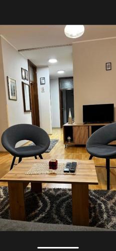 District 021 Novi Sad stan na dan smestaj u Branka Bajica kod Novosadskog sajma sa balkonom i parkingom