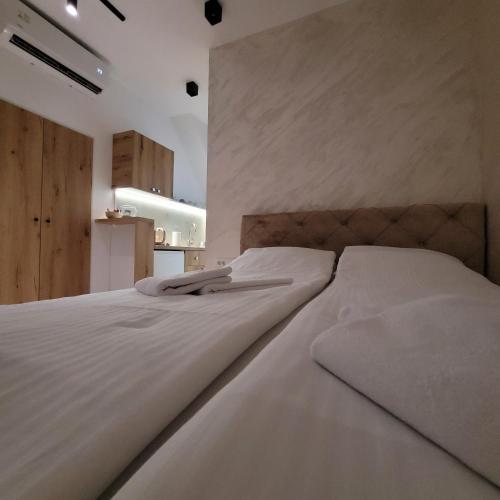 Moderno uređen i osvetljen enterijer objekta Dream House u Petrovaradinu.