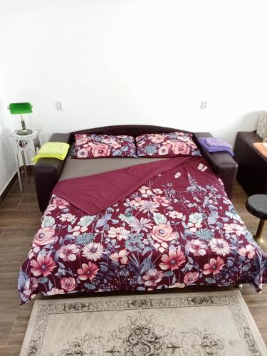 Namešten enterijer moderno opremljenog objekta Apartman JVC na Grbavici sa čistim i urednim kupatilom.