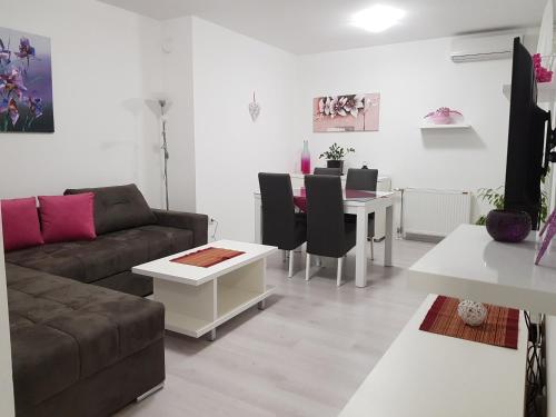 Savremeno opremljena dnevna soba u objektu Apartment GEA 18 u Novom Sadu sa udobnom ugaonom garniturom.
