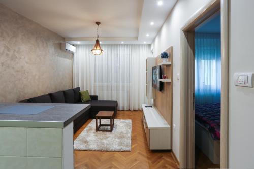 Smeštaj sa terasom Apartment Promenada Novi Sad u modernom stambenom objektu blizu centra.