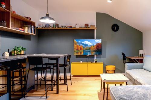 Moderan, svetao enterijer Yellow Dot Modern Studio in Grbavica, Novi Sad apartmana sa elegantnim žutim detaljima i balkonom.